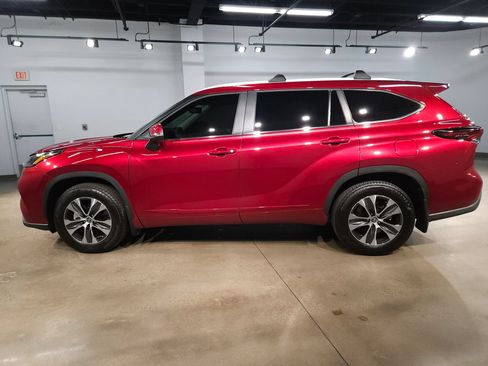 Certified 2024 Toyota Highlander XLE FWD image 4