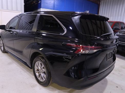 Used 2024 Toyota Sienna XLE image 3