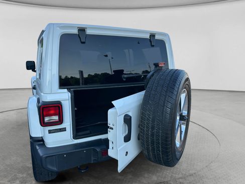 Used 2018 Jeep Wrangler Unlimited Sahara AWD/4WD image 19