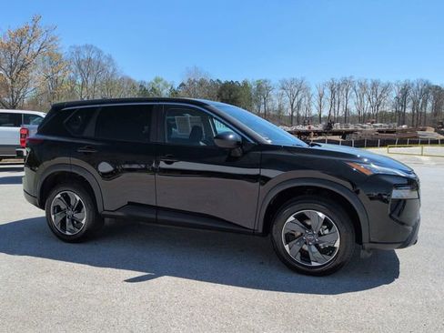 Used 2025 Nissan Rogue SV image 2