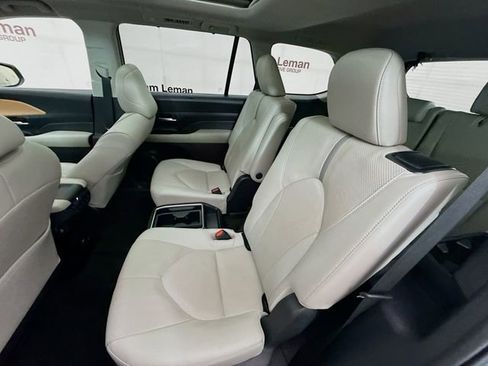 Used 2024 Toyota Grand Highlander AWD image 25