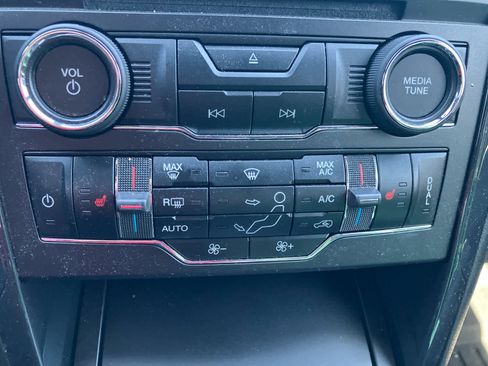 Used 2018 Ford Explorer XLT FWD image 25