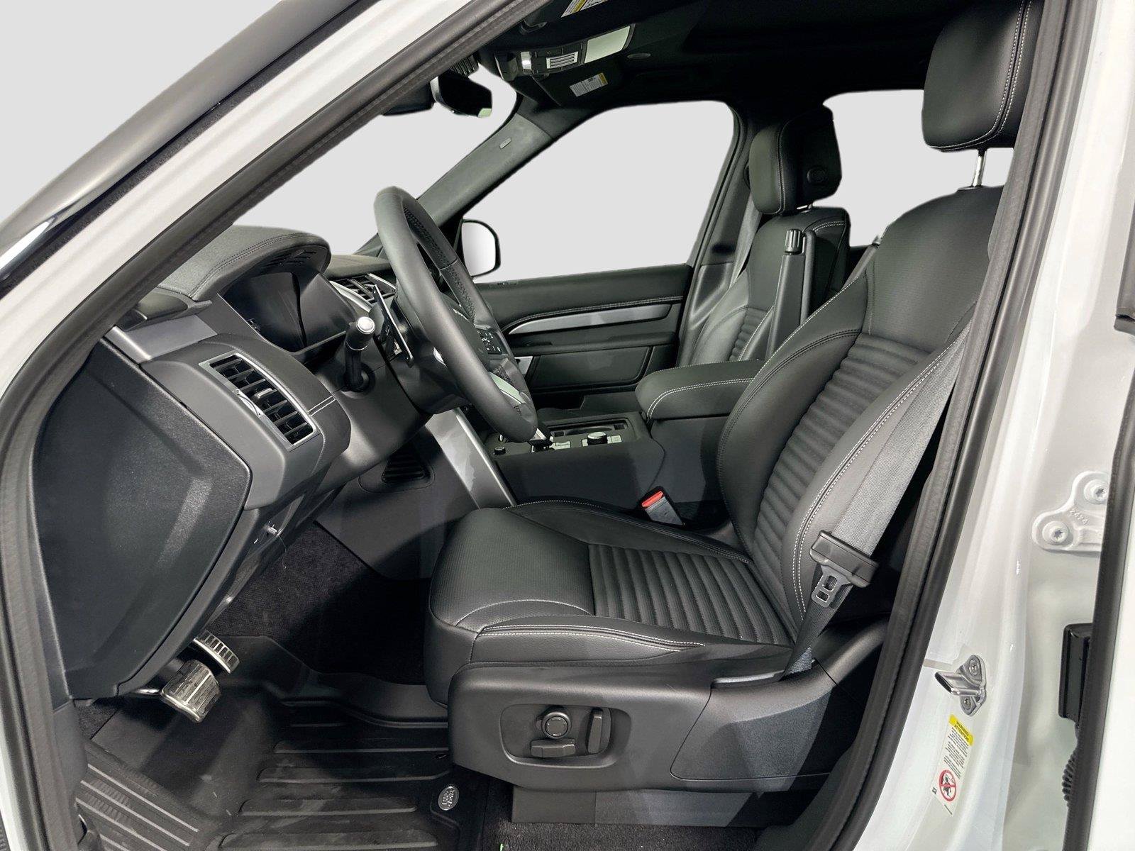 Certified 2025 Land Rover Discovery Dynamic SE AWD/4WD image 21