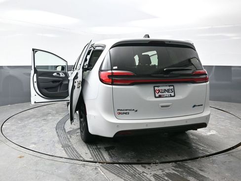 Used 2024 Chrysler Pacifica Select image 57