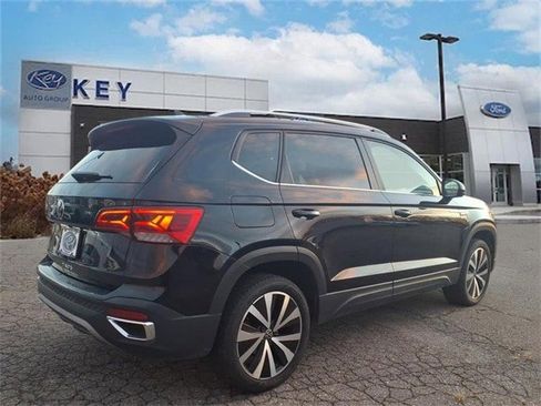 Used 2024 Volkswagen Taos SE image 3