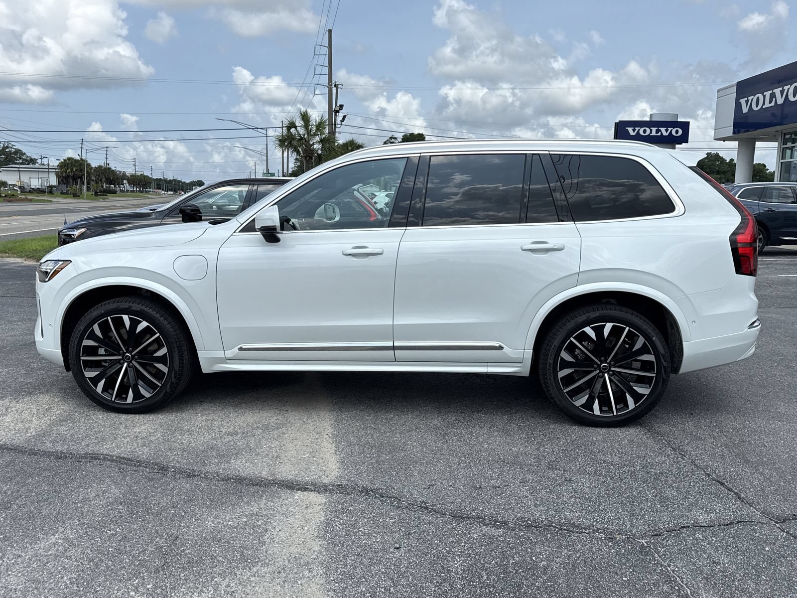 New 2026 Volvo XC90 T8 Plus w/ Protection Package Premier AWD/4WD image 2