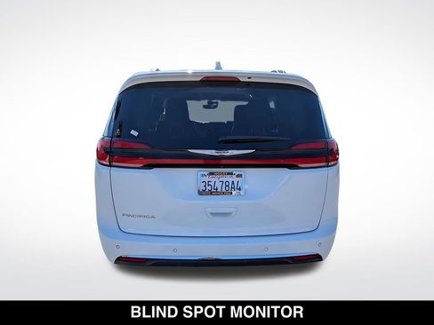 Used 2022 Chrysler Pacifica Touring-L FWD image 4
