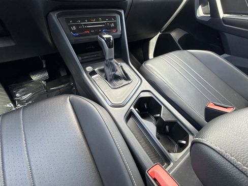 Used 2024 Volkswagen Tiguan SE image 19