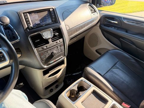 Used 2012 Chrysler Town & Country Touring w/ Entertainment Group #1 FWD image 24