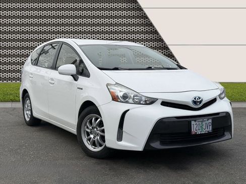 Used 2016 Toyota Prius V Three image 2