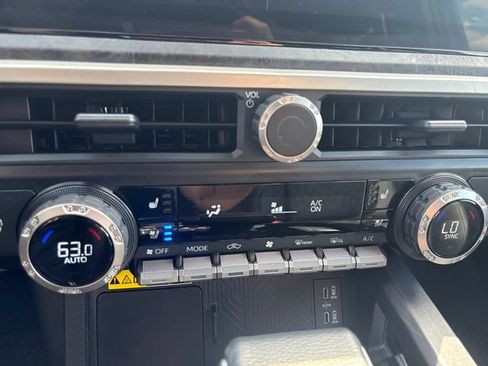 Used 2025 Toyota Tacoma Limited AWD/4WD image 23