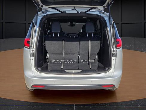 New 2026 Chrysler Pacifica Select w/ S Appearance Package image 7