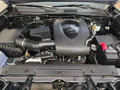 Used 2020 Toyota Tacoma SR5 AWD/4WD image 9