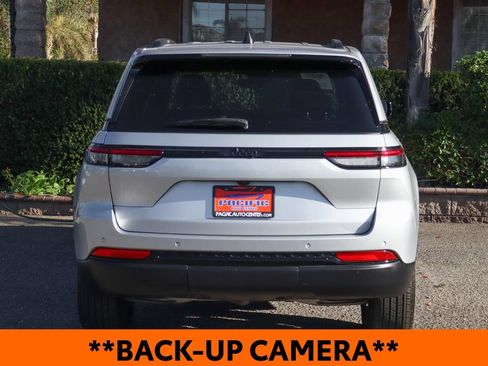 Used 2024 Jeep Grand Cherokee Altitude RWD image 5