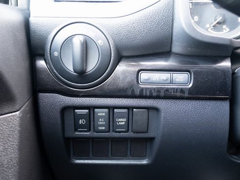 Used 2017 Nissan Titan S image 9