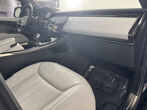 Used 2025 Land Rover Range Rover Sport SE image 25