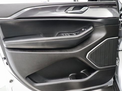 Used 2022 Jeep Grand Cherokee L Laredo image 37