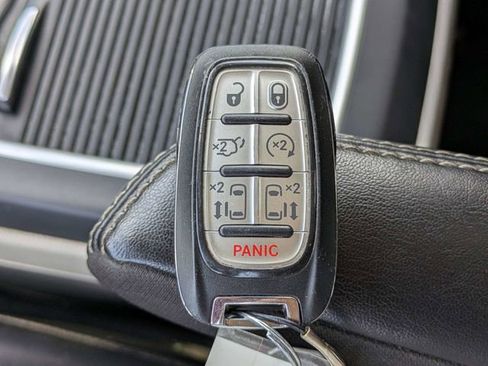 Used 2023 Chrysler Pacifica Touring-L FWD image 31