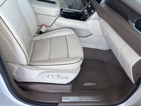 Used 2023 GMC Yukon XL Denali w/ Advanced Technology Package image 39