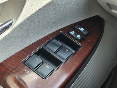 Used 2010 Toyota Venza Limited image 27