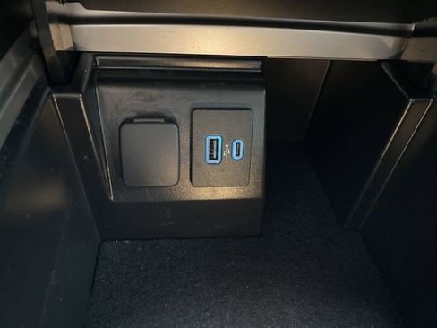 Used 2022 Ford Explorer XLT w/ Equipment Group 202A image 21