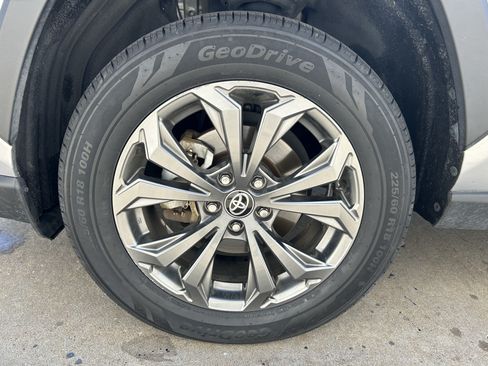 Certified 2022 Toyota RAV4 XLE Premium AWD/4WD image 21