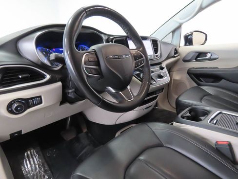 Used 2024 Chrysler Pacifica Touring-L FWD image 14