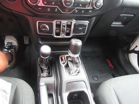 Used 2018 Jeep Wrangler Unlimited Sahara AWD/4WD image 26