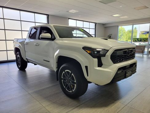 Used 2024 Toyota Tacoma TRD Sport AWD/4WD image 5
