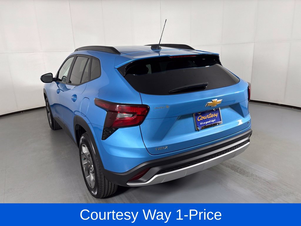 Used 2025 Chevrolet Trax LT FWD image 8