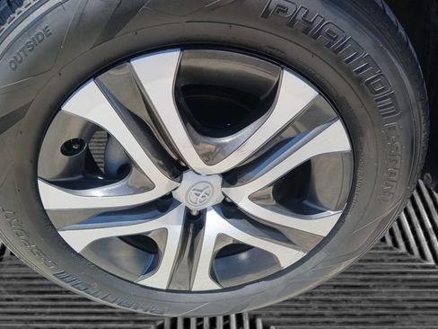 Used 2016 Toyota RAV4 LE FWD image 10