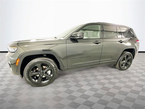 Used 2024 Jeep Grand Cherokee Limited w/ Black Appearance Package image 4