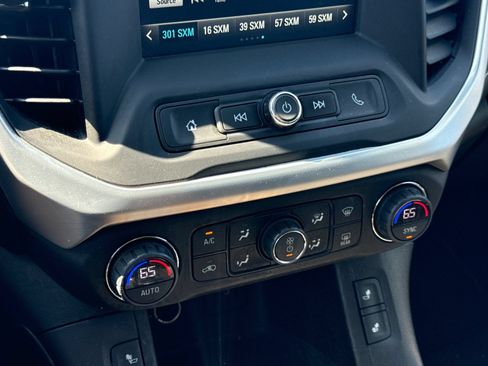 Used 2017 GMC Acadia SLE AWD/4WD image 16