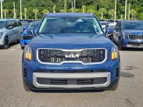 Used 2024 Kia Telluride EX w/ EX Captain's Chair Package FWD image 2