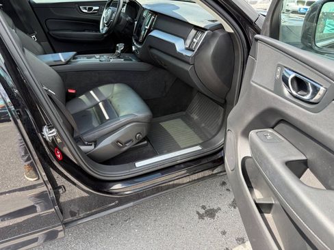 Used 2018 Volvo XC60 T5 Momentum w/ Vision Package AWD/4WD image 10