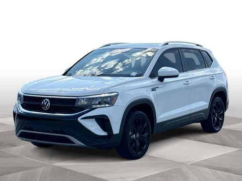 Used 2022 Volkswagen Taos SE w/ Panoramic Sunroof Package image 4