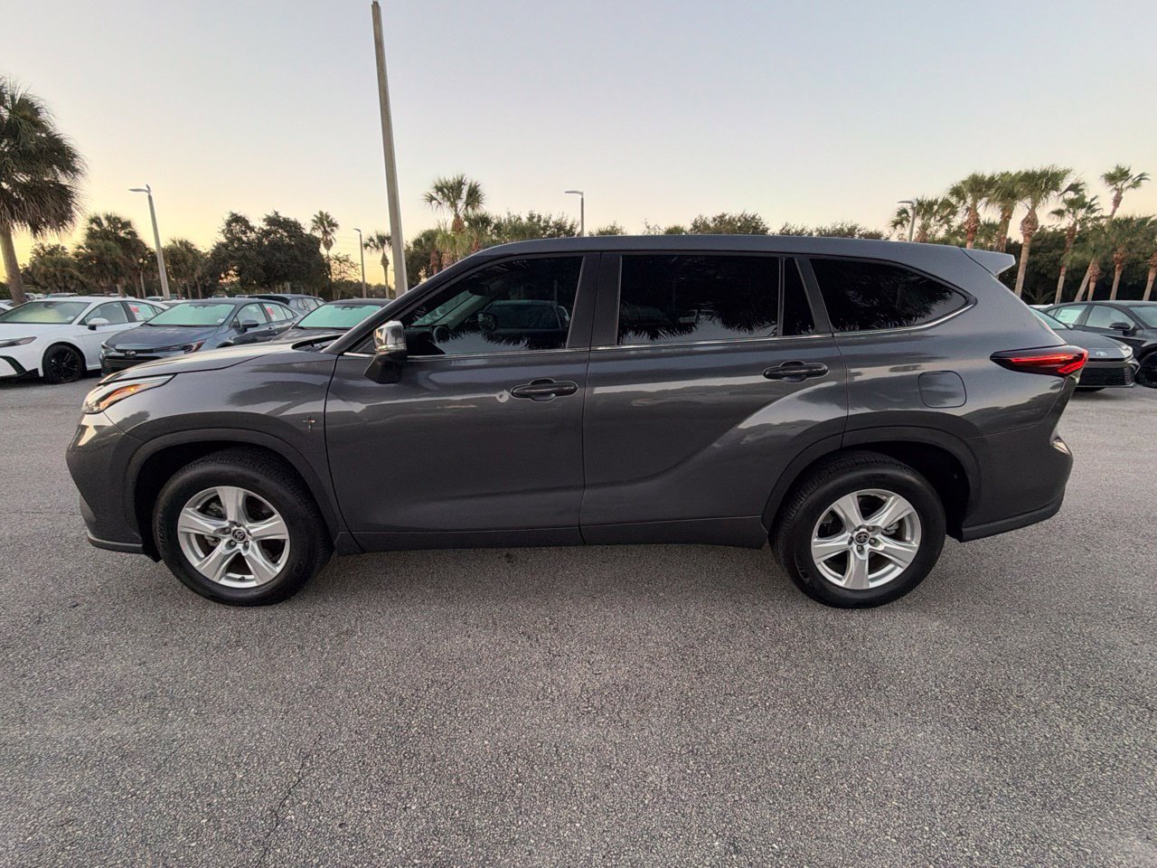 Used 2025 Toyota Highlander LE FWD image 2