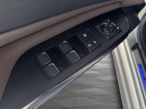 Certified 2025 Lexus ES 300h w/ Premium Package image 10