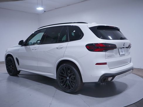 New 2026 BMW X5 xDrive40i w/ M Sport Package AWD/4WD image 3