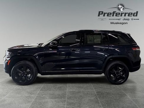 Used 2023 Jeep Grand Cherokee Limited w/ Luxury Tech Group II AWD/4WD image 9