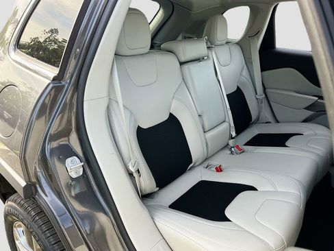 Certified 2020 Jeep Cherokee Latitude Plus w/ Comfort/Convenience Group FWD image 24