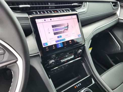 New 2025 Jeep Grand Cherokee Limited w/ Black Appearance Package image 18