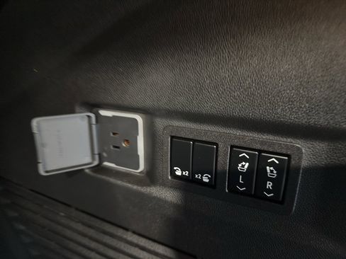 Used 2023 GMC Yukon SLT w/ SLT Premium Package image 23