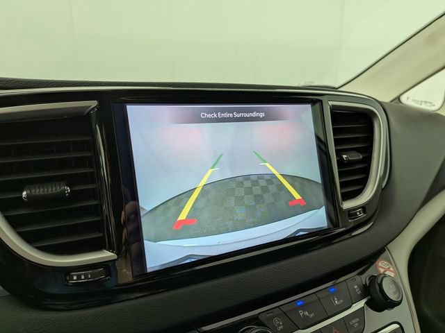 Used 2024 Chrysler Pacifica Touring-L FWD image 6