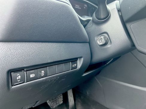 Used 2024 Toyota Venza LE image 16