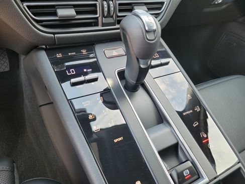 Certified 2026 Porsche Macan AWD/4WD image 33
