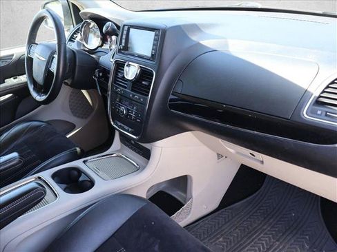 Used 2014 Chrysler Town & Country Touring-L FWD image 16
