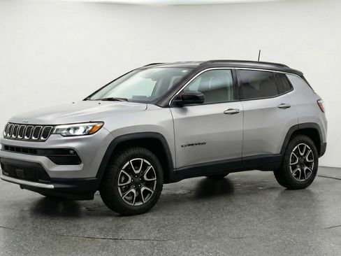Used 2025 Jeep Compass Trailhawk AWD/4WD image 3