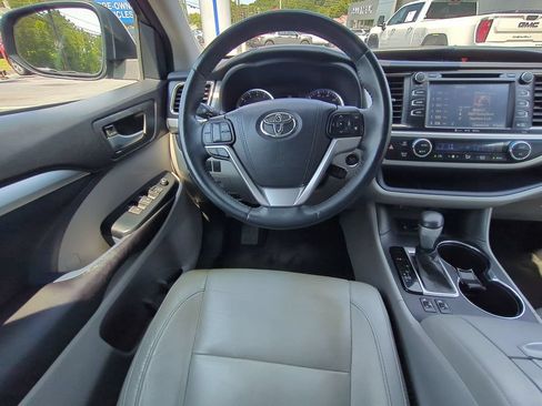 Used 2016 Toyota Highlander XLE FWD image 18