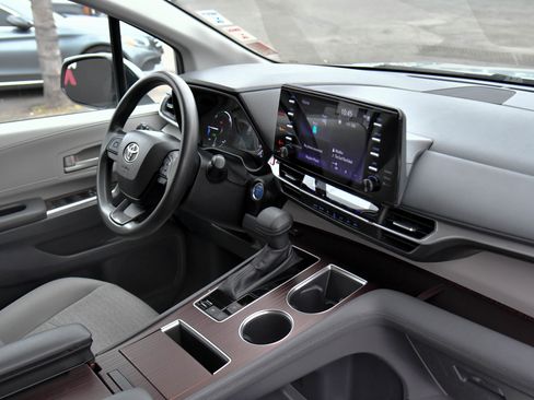 Used 2023 Toyota Sienna LE image 46